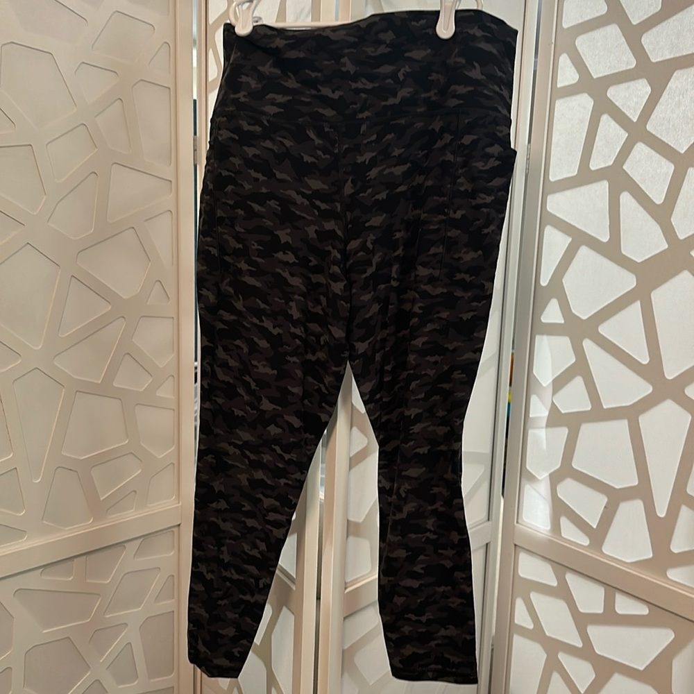Athleta Salutation Stash Pocket 7/8 Camo Capri XL
